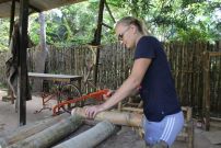 Volontaire dans un atelier de menuiserie en bambou au Ghana