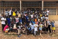 Volontaires et enfants pendant un camp d'été éducatif au Togo
